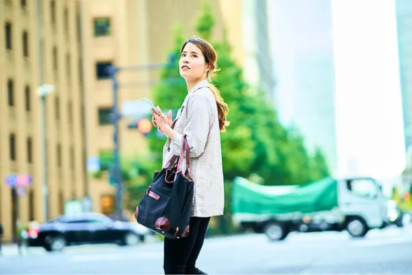 女性が通勤している様子の画像