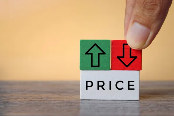 価格の上昇と下降をイメージする写真