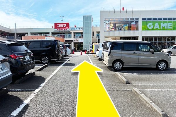 アクロスプラザ方面にまっすぐ進みます。