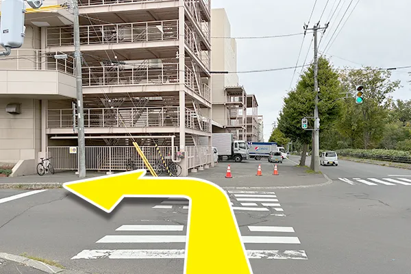 信号を渡り左に曲がります。