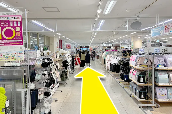 出入り口の方へまっすぐ進んでください。