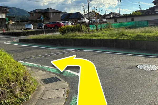 突き当たりを左に曲がり直進します。