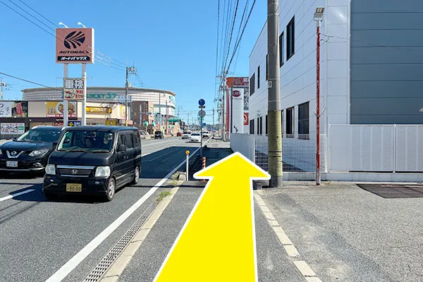 5分ほど道なりに進みます。