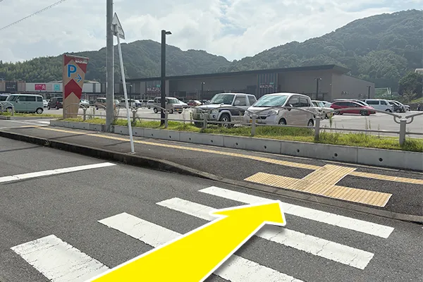 バス停前の横断歩道を渡り、まいづるスリーナインに向かいます。
