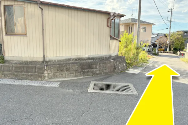 2本目の道路を右に曲がり直進します。