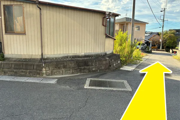 2本目の道路を右に曲がり直進します。