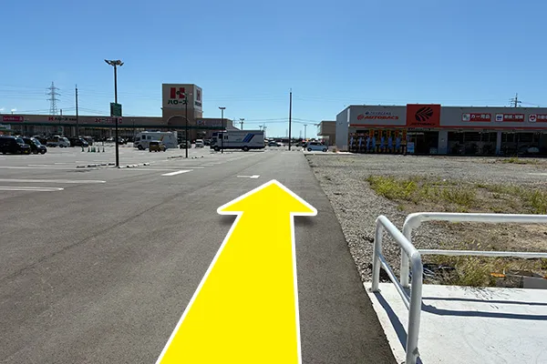 オートバックスの方向に歩いていきます。