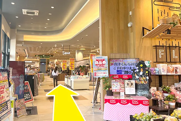 入ってすぐ左に曲がり衣料品売り場に進みます。