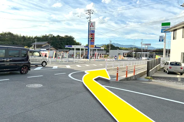 三菱のガソリンスタンドが向かい側に見えたら、右に曲がり直進します。