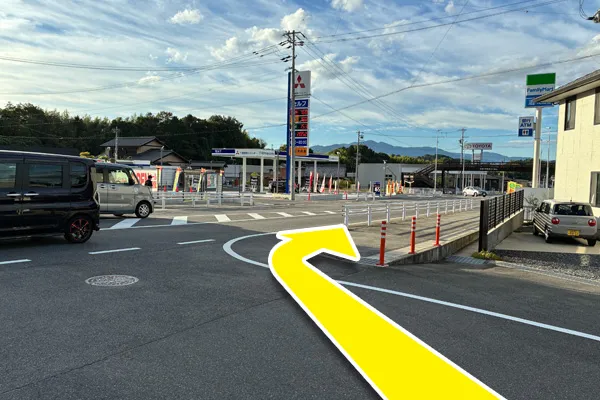 三菱のガソリンスタンドが向かい側に見えたら、右に曲がり直進します。