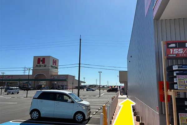 オートバックスの壁沿いをまっすぐ進み、サンドラッグの前で左に曲がります。