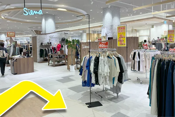 衣料品売り場に入ってすぐ右に曲がります。