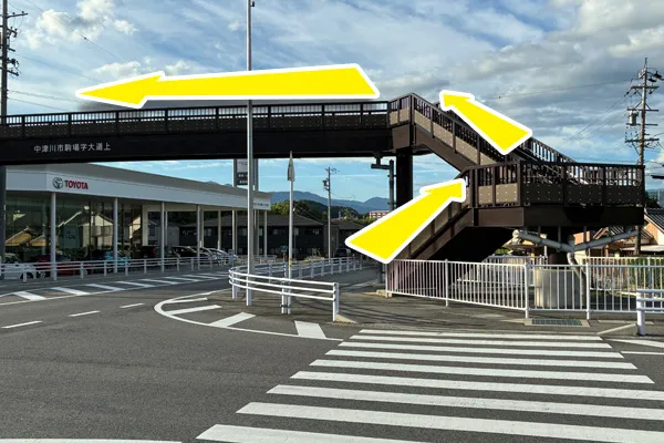 中津川市駒場字大道上の歩道橋を渡り、反対側の歩道へ向かいます。