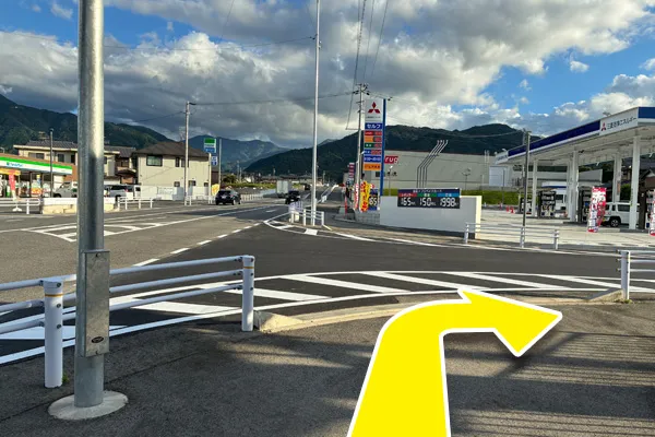 歩道橋を降りて、右に曲がり直進するとライフガーデン中津川に到着します。