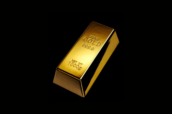 黒い背景に光る一個の金のインゴット