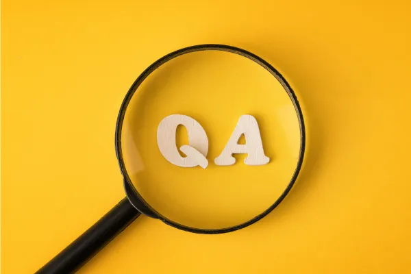 Q＆Aという文字を虫眼鏡でのぞくイメージ