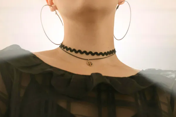 チョーカーを身に着けた女性