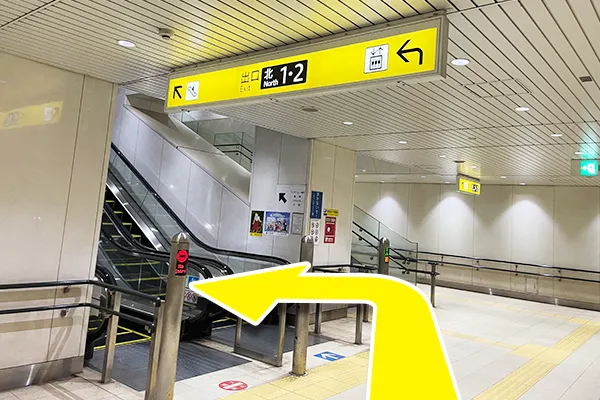 「青葉通り一番町駅」改札を出て正面にある北1・2番出口方面へエスカレーターで上がります。