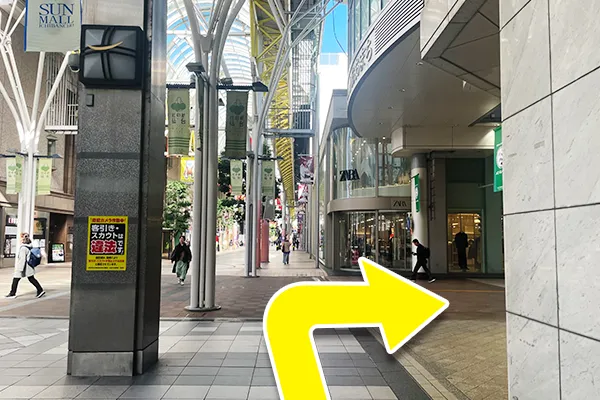 まっすぐ進み、ZARAがある通りを右に曲がります。