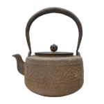 南部鉄器清龍堂造 草花地文金銀象嵌提手鉄瓶 鋳込銘 共箱 象嵌 古美術品 砂鉄 23836nn