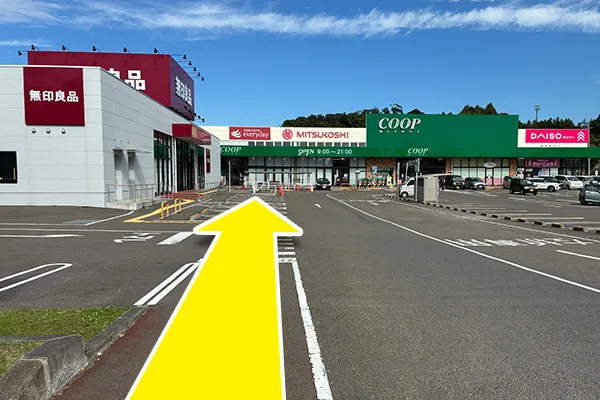 正面にみやぎ生協利府店が見えるので、西側入口よりみやぎ生協利府店内駐車場に入ります。