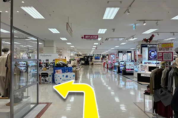 ATMの標識に沿って左に曲がります。