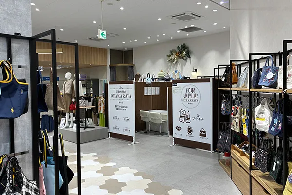 三越区画内奥に、おたらかや 利府店がございます。