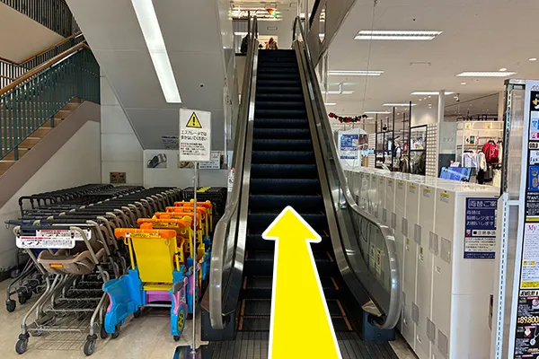 エスカレーターで2階に登ります。