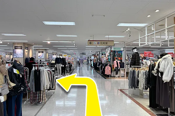 化粧室の看板で左へ曲がります。