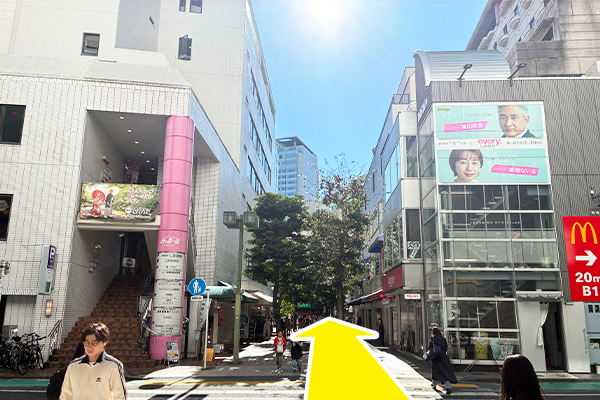 けやき通りにでましたら、横断歩道を渡りまっすぐ進んでください。