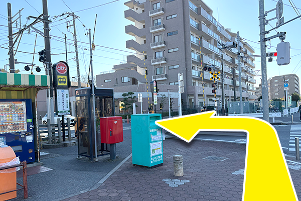 「平和台駅」改札を出て左に進み、踏切を渡ります。