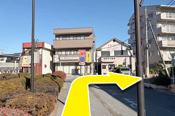 サイクリング場を横目に突き当たりまで進んでいただき、止まれを右に曲がります。