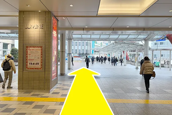北口側「ルミネ」の先へ進みます。