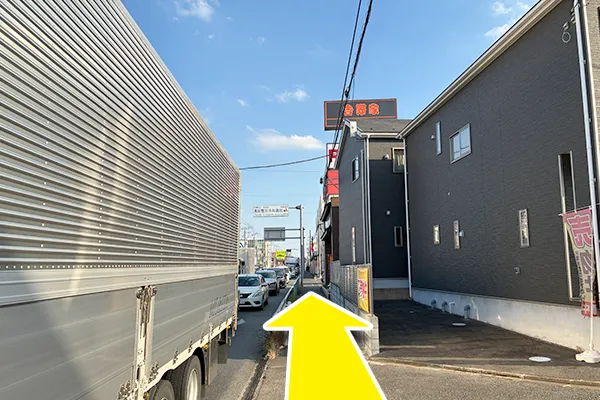 渡ったら左へ進み、右手に吉野家がありますのでそのまま直進してください。