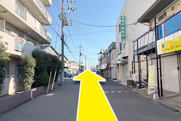 まっすぐに進んでいただき、次の止まれまで直進します。