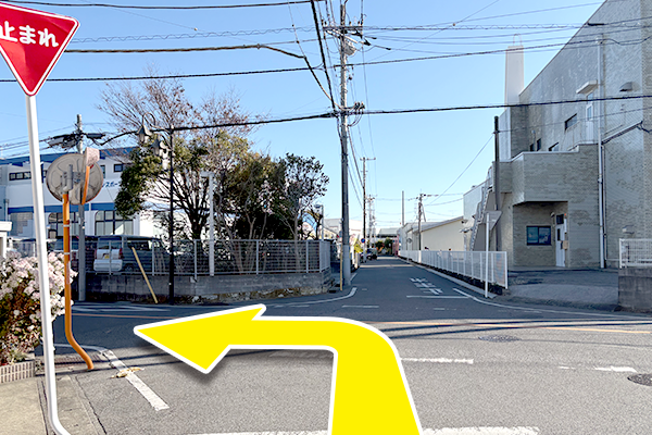 こちらの止まれを左に曲がります。