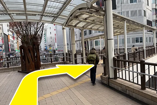 北口デッキの突き当たり、銅像の手前を右に進みます。