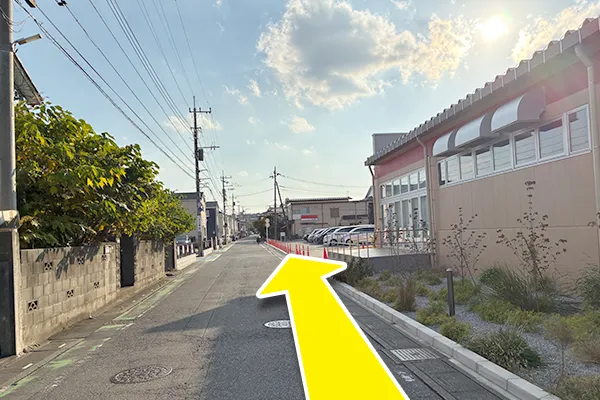 右手にロヂャース新座店が見えるように直進します。