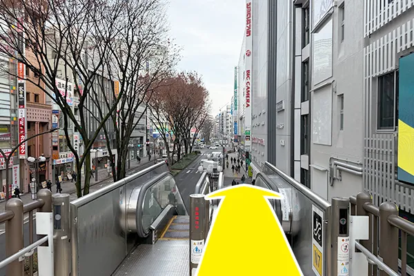 進んだ先のエスカレーターを下り、大通り沿いを直進します。