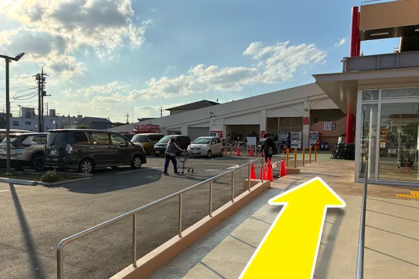 駐車場が見えたら右に曲がります、奥が店内入り口になるので奥まで直進してください。