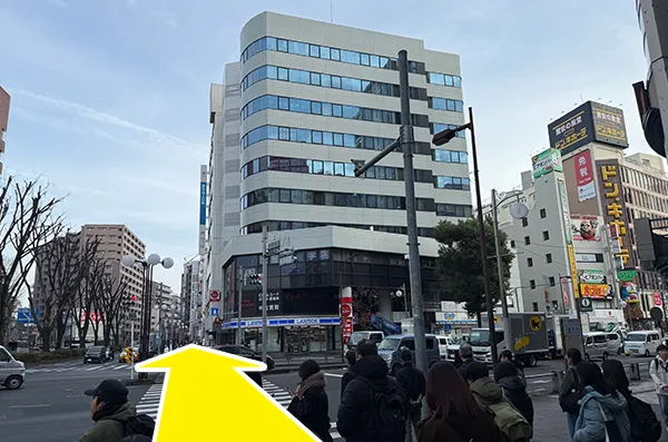 大きな交差点の横断歩道を渡り、右手に進むとMEGAドン・キホーテがあります。