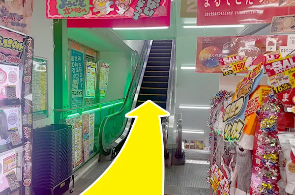 正面入り口から入ってすぐのエスカレーターで2階へ登ります。