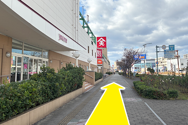 「新橋」バス停を降りて右側に出たら、目の前にある「auショップ」の看板が見える方へ進みます。