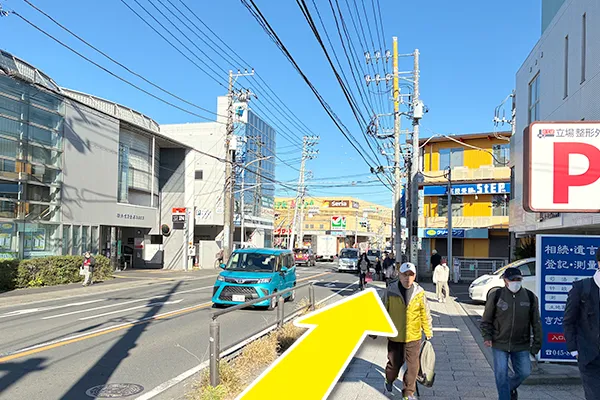 まっすぐ交差点方向へ進んでください。