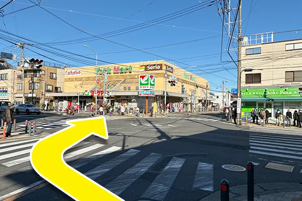 交差点斜め左方向に、ヨークマート立場店があります。