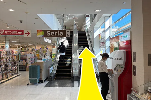 入って右斜め前のエレベーターを利用して、2階へ上がってください。