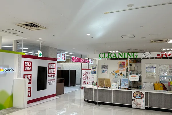 正面クリーニング屋さんの左側に、おたからや ヨークマート立場店がございます。