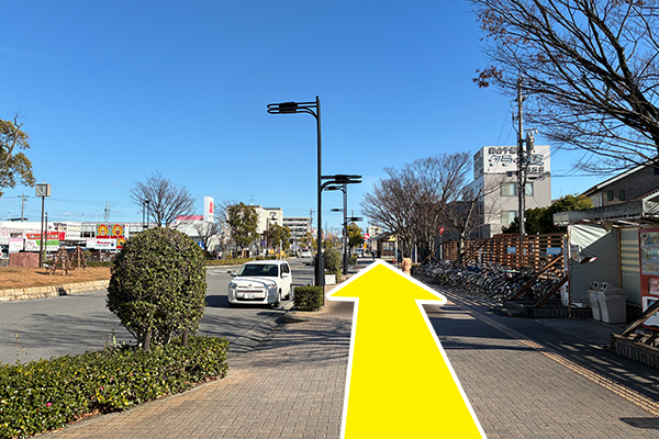 階段を降りて、ロータリーを北側に進みます。