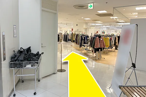 4階まで上がりましたら、エレベーターを降り、左に直進し、突き当たりのY字路を左に進んでください。