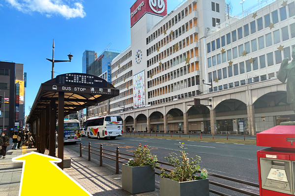 「通町筋」バス停を降りて、左に進みます。